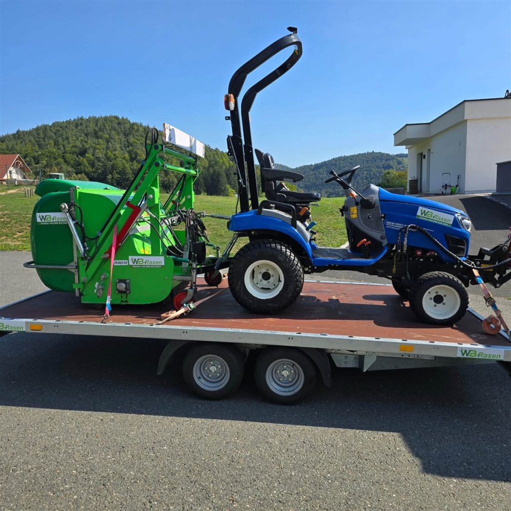 WB-Rasen Traktor mit Vertikutierer auf dem Anhänger